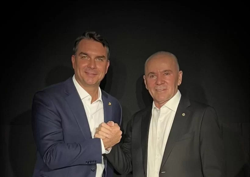 Flávio Bolsonaro e Valdemar Costa Neto lançam candidatura de Alcides Fernandes ao Senado