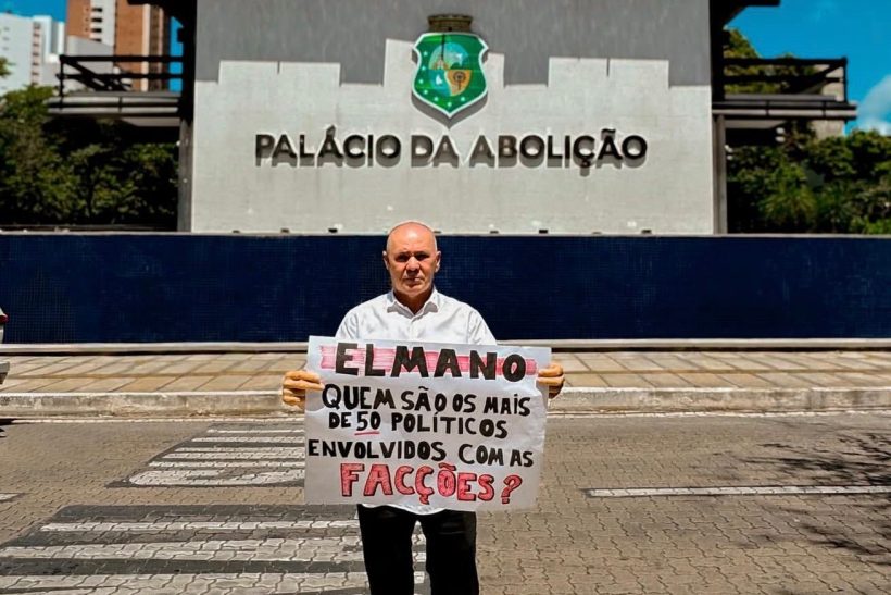 Alcides Fernandes em frente ao Abolição