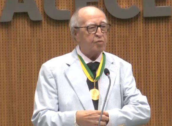 Lúcio Alcântara recebe Medalha 13 de Maio na Assembleia