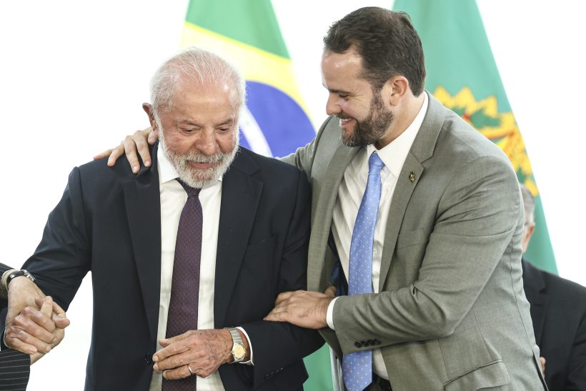 Brasília (DF), 07/01/2026 -  O presidente Luiz Inácio Lula da Silva e o ministro da Fazenda interino, Dario Durigan, durante cerimônia para anúncio da Rede Nacional de Hospitais e Serviços Inteligentes do SUS e assinatura de contrato de empréstimo com o Banco do BRICS (NDB) para a implantação do primeiro hospital inteligente do Brasil, em cerimônia no Palácio do Planalto. (Foto: Marcelo Camargo/Agência Brasil)