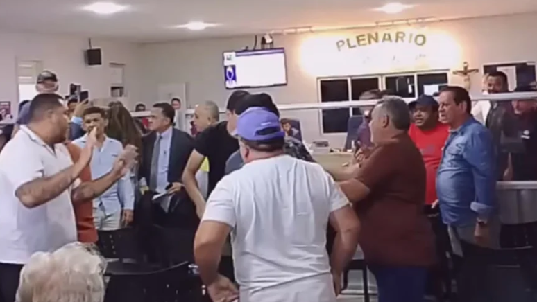 Retorno de Edim da Bill à prefeitura de Aracoiaba é marcado por confusão e agressão física