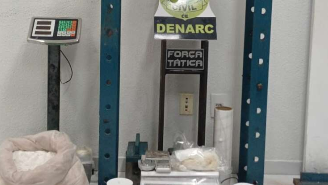 Forças de segurança apreendem mais de 10 kg de drogas em laboratório clandestino em Fortaleza