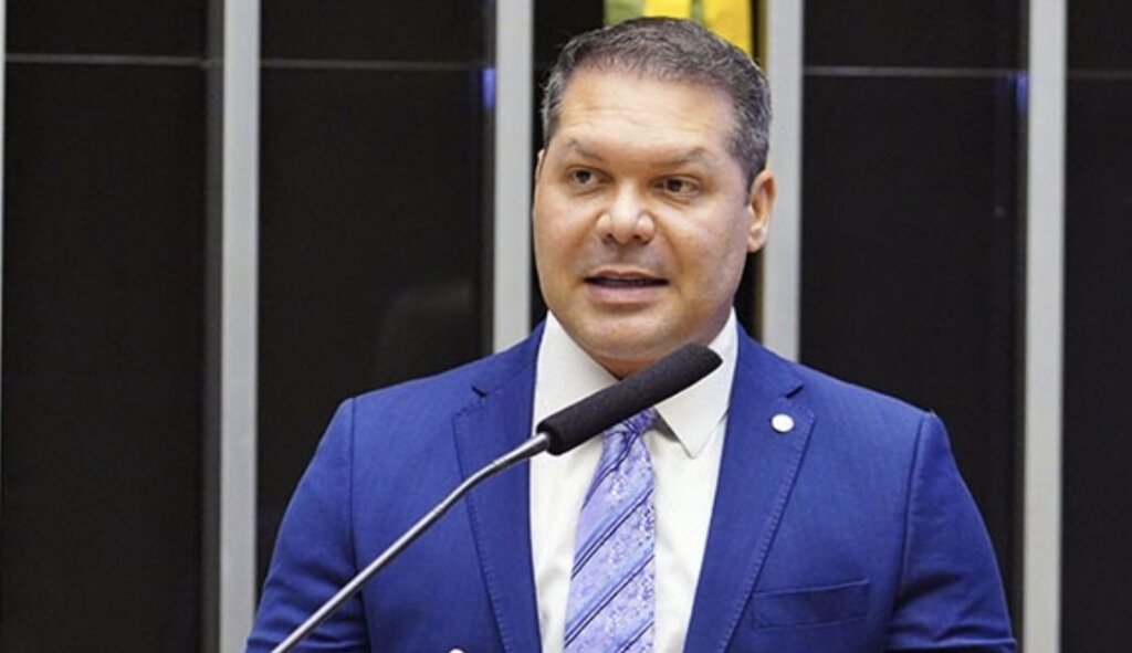 Heitor Freire deixa o União Brasil e se filia ao Podemos após assumir mandato na Câmara