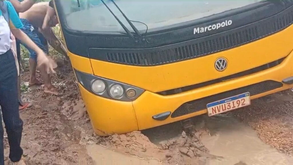 Ônibus com estudantes atola em estrada da zona rural de Viçosa do Ceará