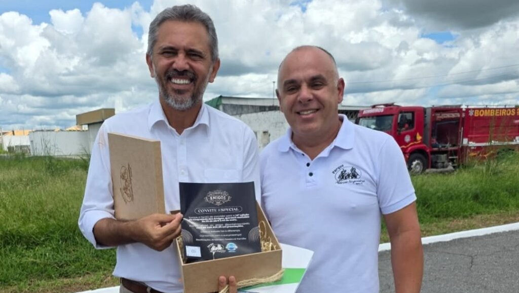 Anderson Teixeira entrega convite a Elmano e destaca reconhecimento da vaquejada