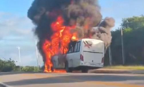 Ônibus com universitários pega fogo na BR-222 e estudantes escapam pelas janelas
