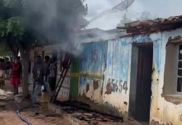 Homem é preso por incendiar a própria casa após agredir a companheira