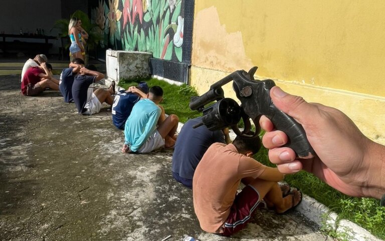 Festa com “paredão” em motel termina com apreensão de arma, drogas e membros de facção