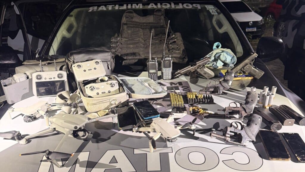 Operação do COTAM captura suspeitos e apreende arsenal com drones em Fortaleza