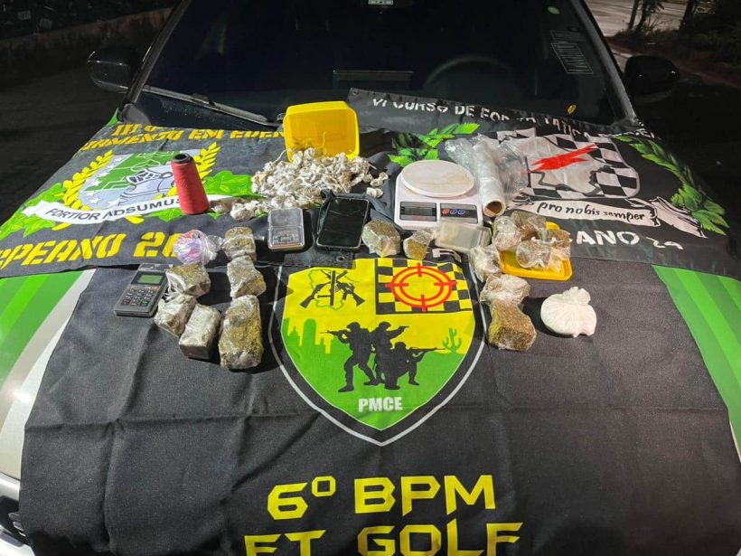 Drogas e material do tráfico são encontrados escondidos em terreno baldio em Fortaleza