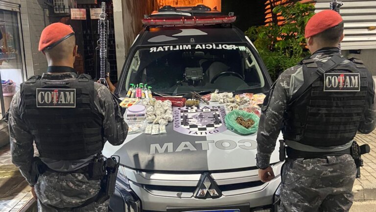 PM apreende arma, dinheiro e mais de 3 kg de drogas no bairro Floresta
