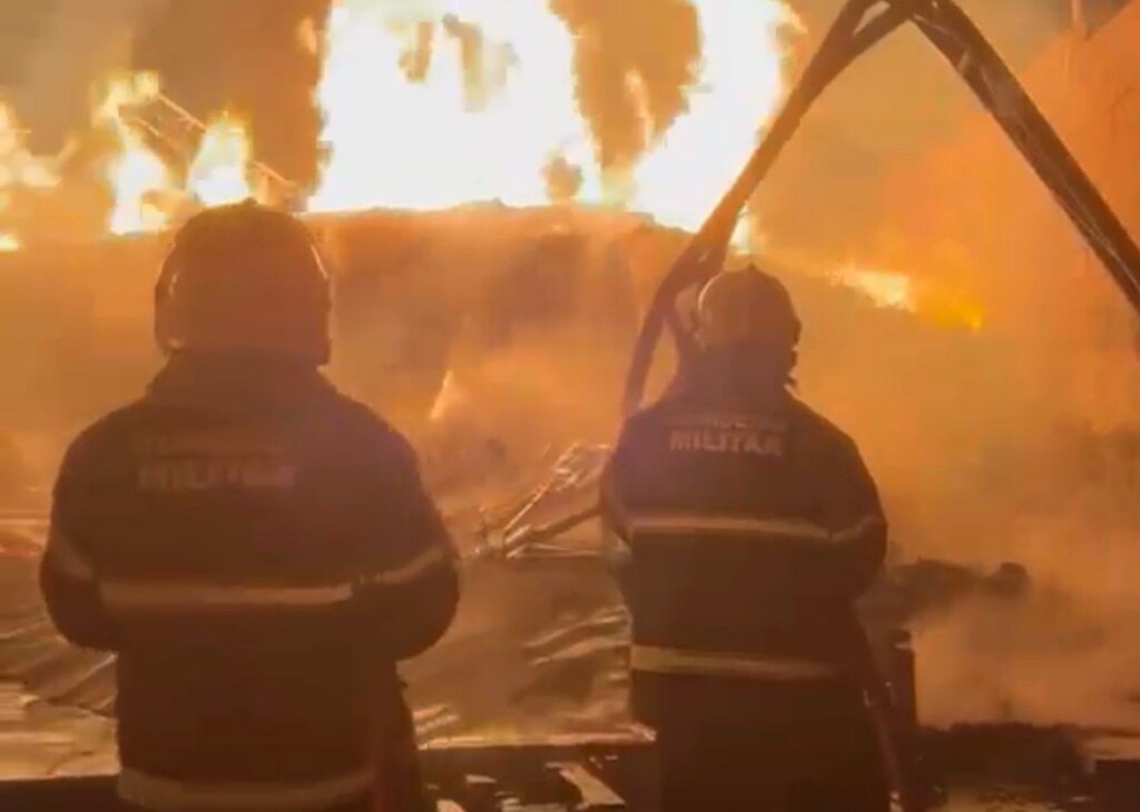 Incêndio de grandes proporções destrói empresa de paletes e assusta moradores