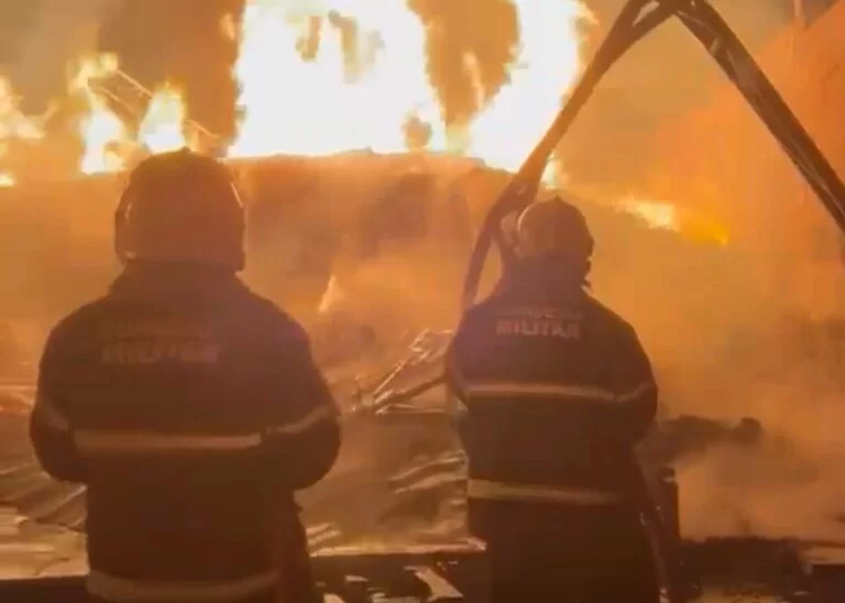 Incêndio de grandes proporções destrói empresa de paletes e assusta moradores
