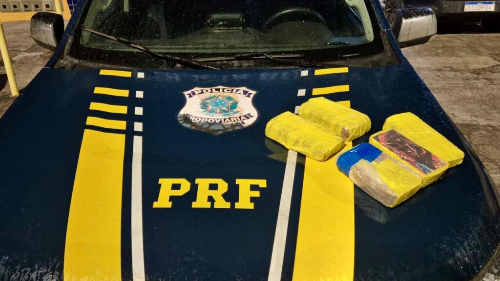 PRF intercepta ônibus e prende mulher com quase 5 kg de cocaína na Grande Fortaleza