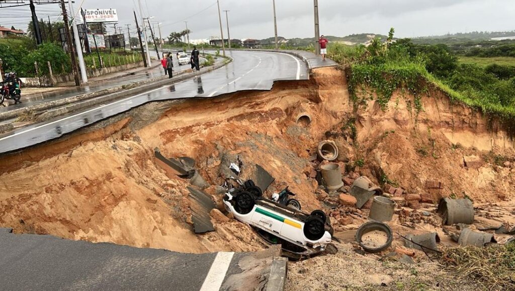 Cratera se abre na CE-025 e engole veículos no porto das dunas, em Aquiraz