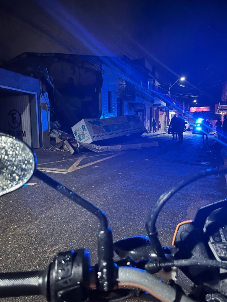 Prédio desaba no Centro de Ubajara após rachaduras e fortes chuvas