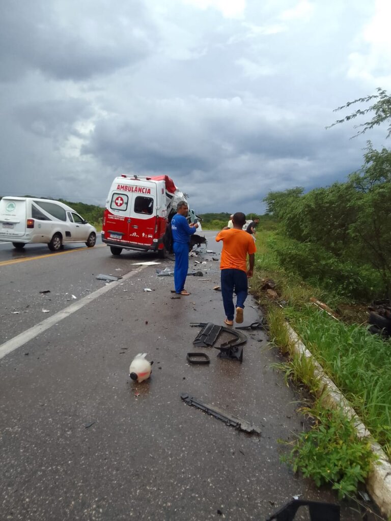 Mãe e filha morrem e 17 pessoas ficam feridas em acidente em Forquilha