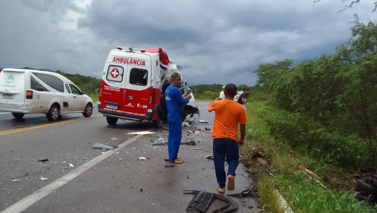 Mãe e filha morrem e 17 pessoas ficam feridas em acidente em Forquilha