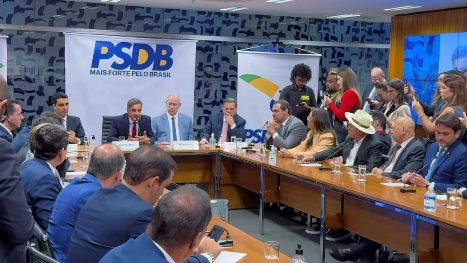 Aécio Neves propõe candidatura de Ciro ao Planalto em 2026