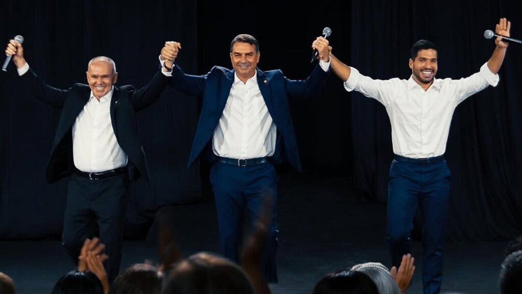 PL, com aval de Flávio Bolsonaro, define apoio à candidatura de Ciro Gomes