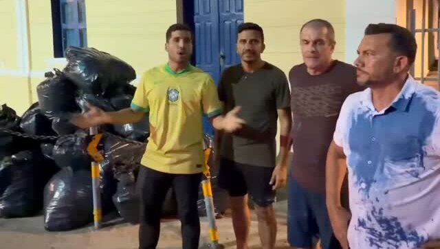 Governistas criticam André Fernandes por episódio com lixo no Paço Municipal; deputado rebate