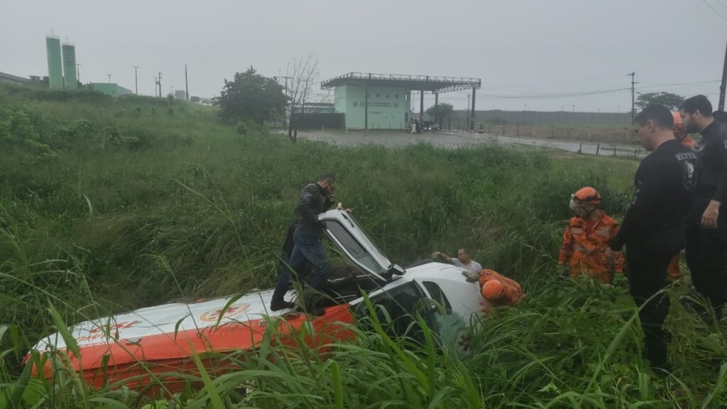 Ambulância do Samu sai da pista e deixa três feridos, em Itaitinga