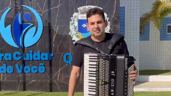 Cantor cobra cachê com trend em frente à sede da Prefeitura de Quixelô