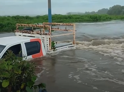 Carro de empresa de internet é levado pela água durante travessia em Santana do Acaraú