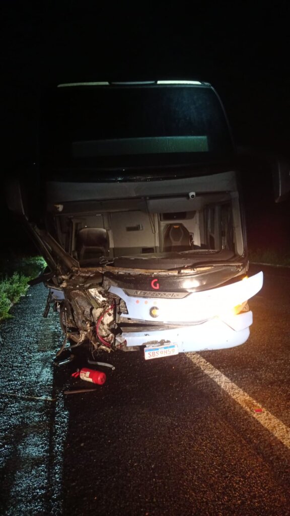 Colisão frontal entre carro e ônibus na BR-222 deixa motorista gravemente ferido em Tianguá