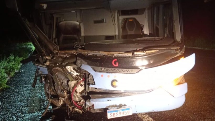 Colisão frontal entre carro e ônibus na BR-222 deixa motorista gravemente ferido em Tianguá