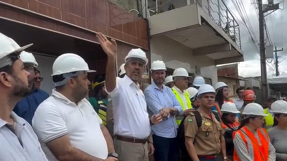 Elmano vistoria desabamento em Tianguá e prevê demolição de estrutura remanescente