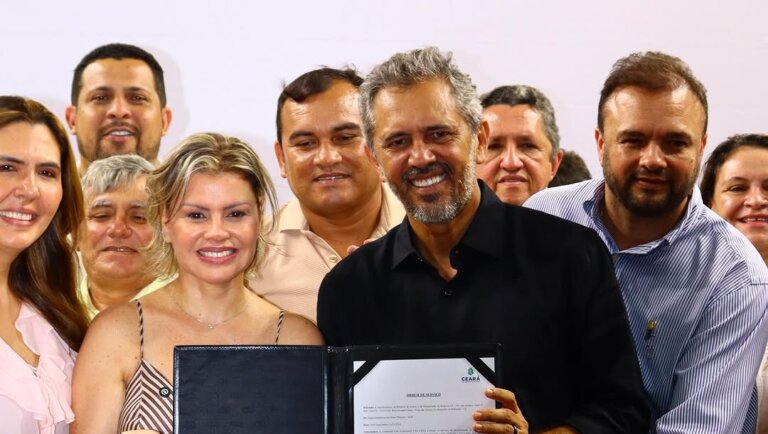 Ao lado de Elmano, prefeita Michele Queiroz acompanha anúncio de complexo turístico em Beberibe