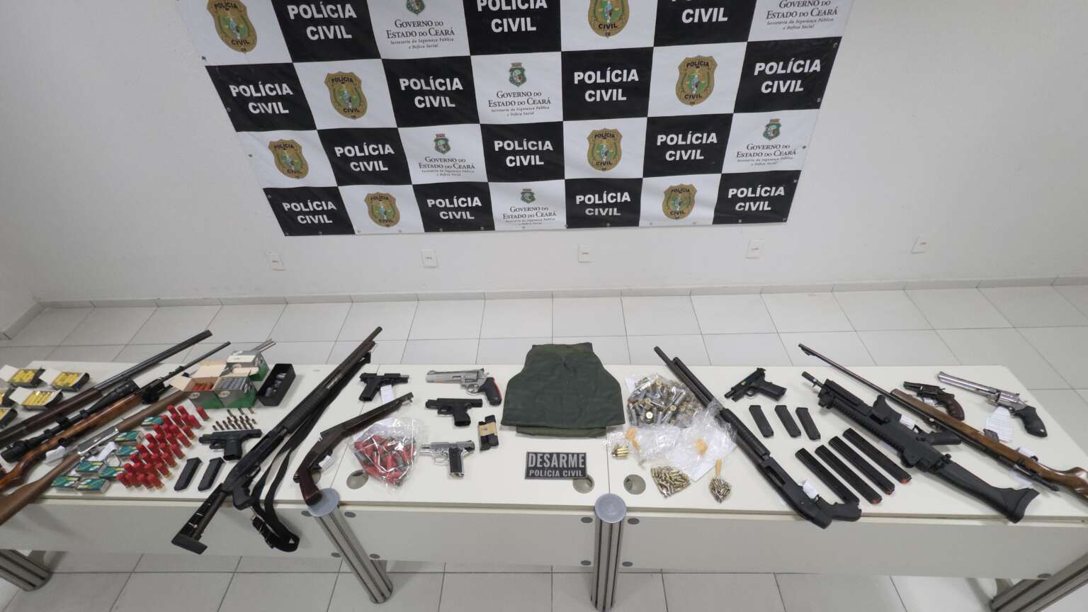 Cinco atiradores esportivos com registros vencidos são presos pela Polícia Civil, em Fortaleza