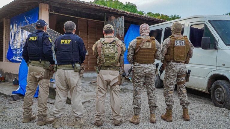 PRF apreende 1,4 milhão de maços de cigarros e identifica depósitos clandestinos no Ceará