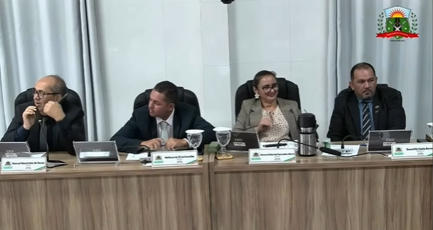 Vereadora de Ubajara faz gesto de conotação sexual em sessão na Câmara