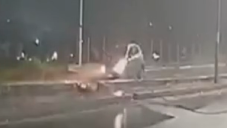 Vídeo mostra momento em que pista cede e veículos caem em cratera no Porto das Dunas