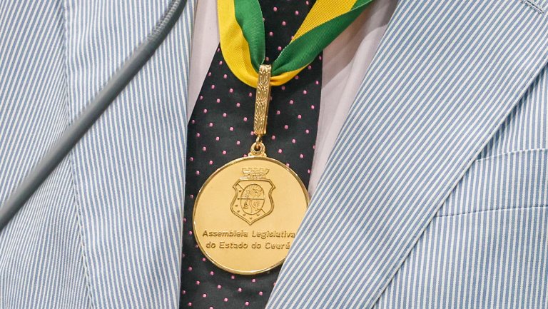 Alece entrega Medalha 13 de Maio para Elmano, Camilo e outras personalidades cearenses
