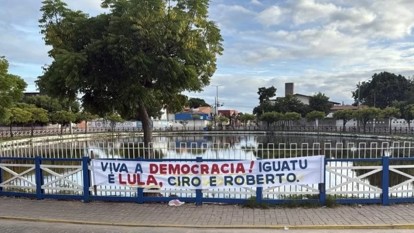 Faixas com mensagens pró-Lula marcam evento de Ciro Gomes em Iguatu