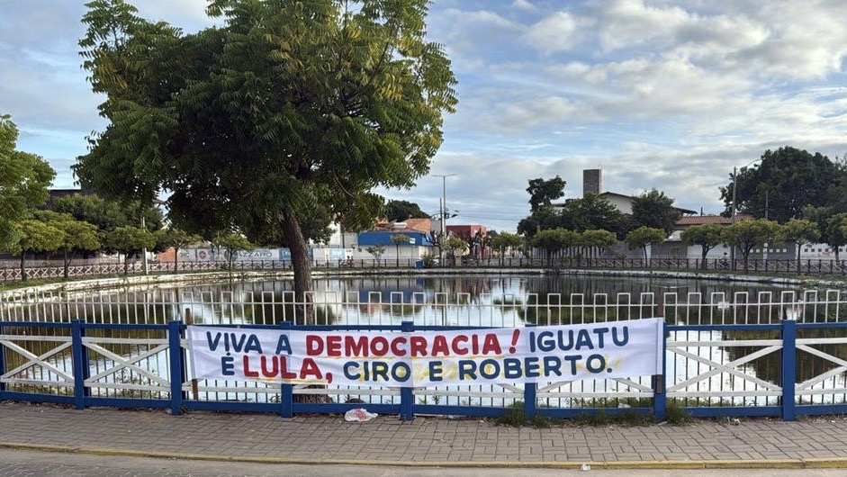 Faixas com mensagens pró-Lula marcam evento de Ciro Gomes em Iguatu