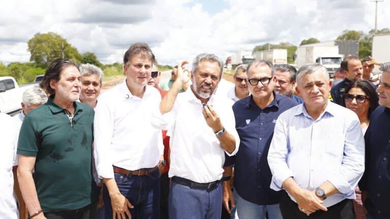Elmano, Camilo e Guimarães vistoriam trecho de obra na BR-116