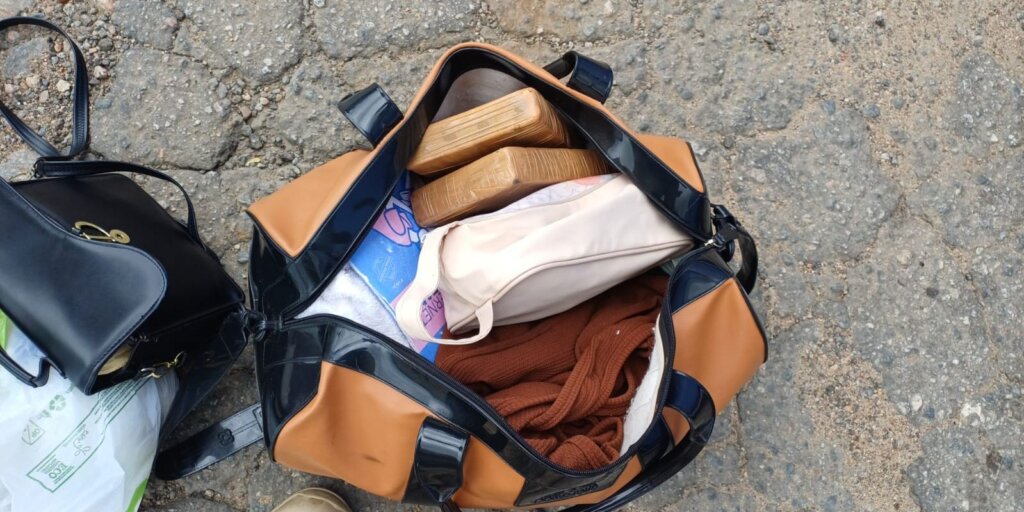 PRF apreende cerca de 2 kg de cocaína com passageira gestante em ônibus na BR-116