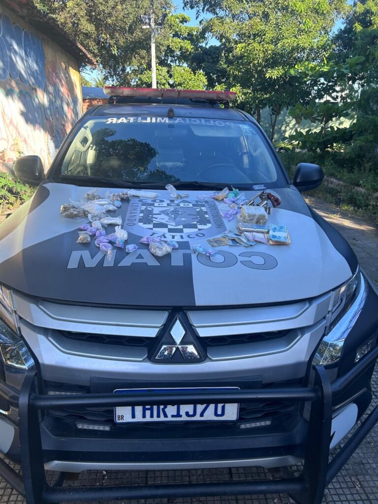 Polícia apreende drogas, arma e dinheiro em casa abandonada usada para tráfico em Fortaleza