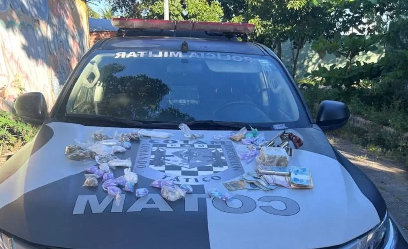 Polícia apreende drogas, arma e dinheiro em casa abandonada em Fortaleza