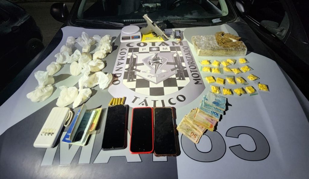 Arma, drogas e dinheiro são apreendidos em imóvel usado por criminosos em Fortaleza