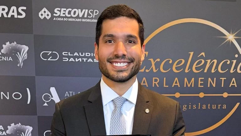 André Fernandes lamenta derrota de Flávio e critica promessas de Lula