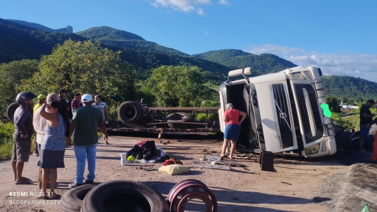 Carreta com carga de pneus tomba e atinge residência na BR-222, em Itapajé