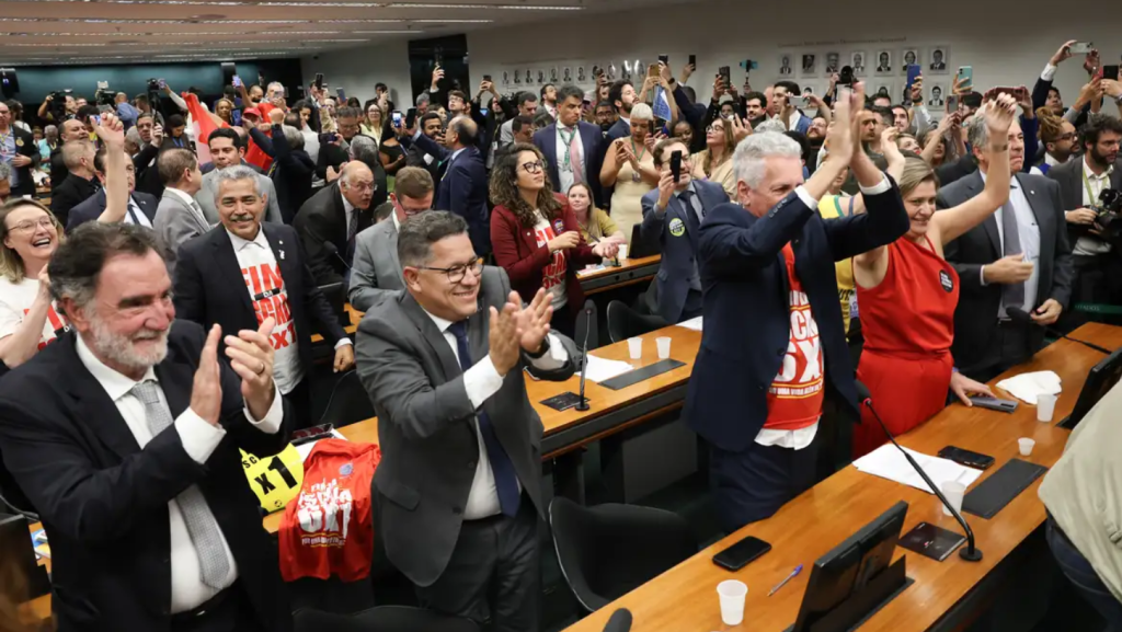 Comissão aprova relatório de PEC que acaba com escala 6X1