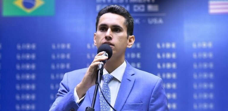 Domingos Neto propõe voto distrital misto a partir de 2030 em palestra no Lide Global