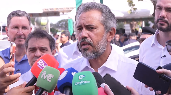 Governador Elmano confronta Ciro Gomes e promete desfazer “dados errados” em debate
