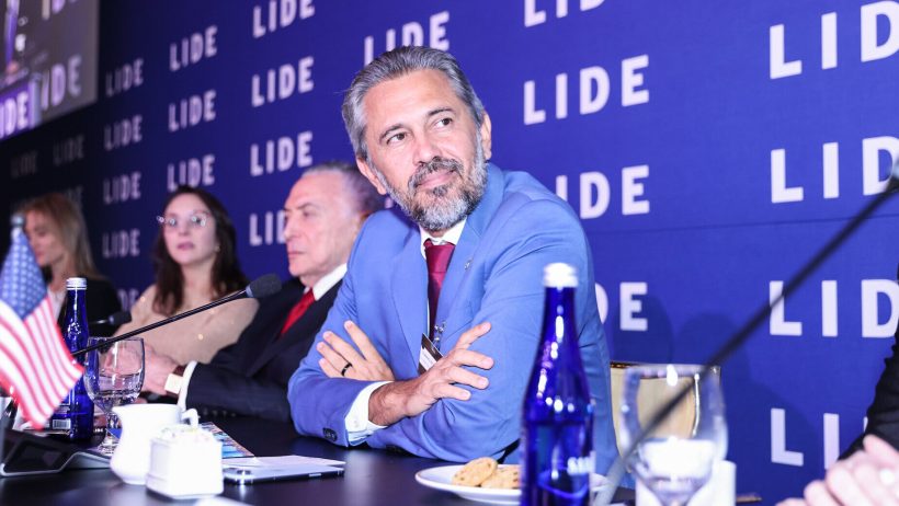 Governador Elmano destaca potencial do Ceará em energia limpa e data centers em fórum nos EUA